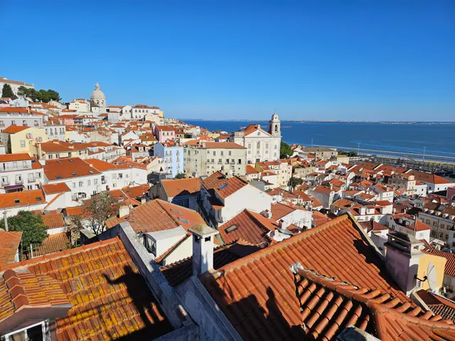 Alfama e o rio Tejo vistos do Miradouro das Portas do Sol