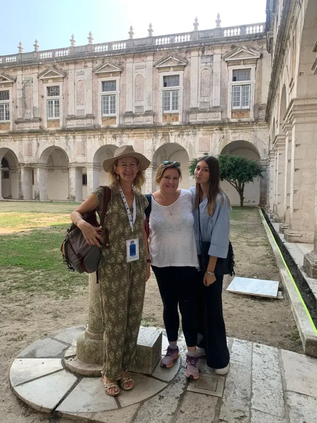 Ospiti nel chiostro manuelino del Monastero dos Jerónimos