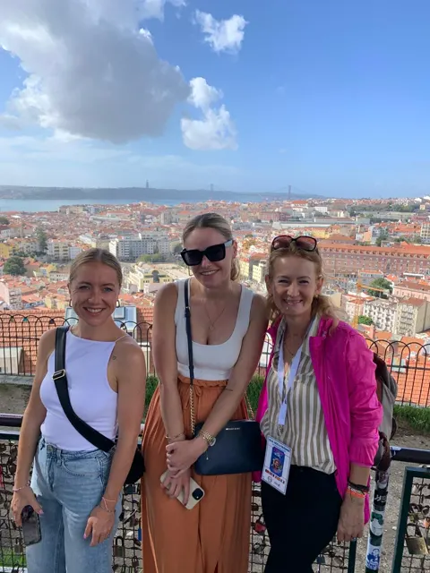 Grupo de visitantes sorridentes no Miradouro da Senhora do Monte