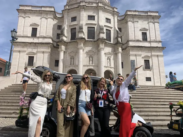 Grupo divertido junto ao tuk-tuk em frente ao Panteão Nacional