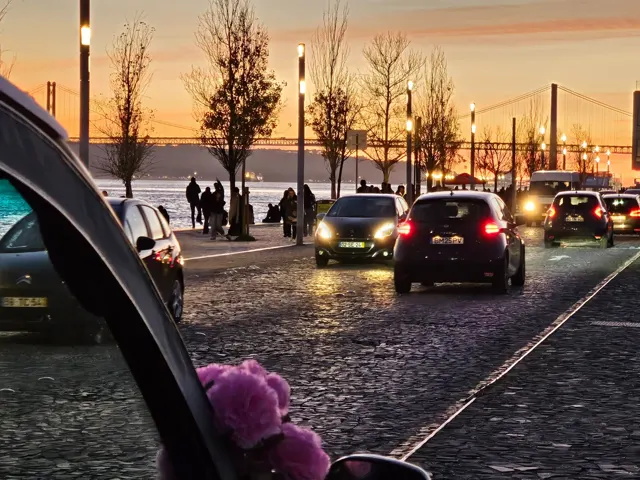 Pôr do sol junto ao Tejo com a Ponte 25 de Abril ao fundo