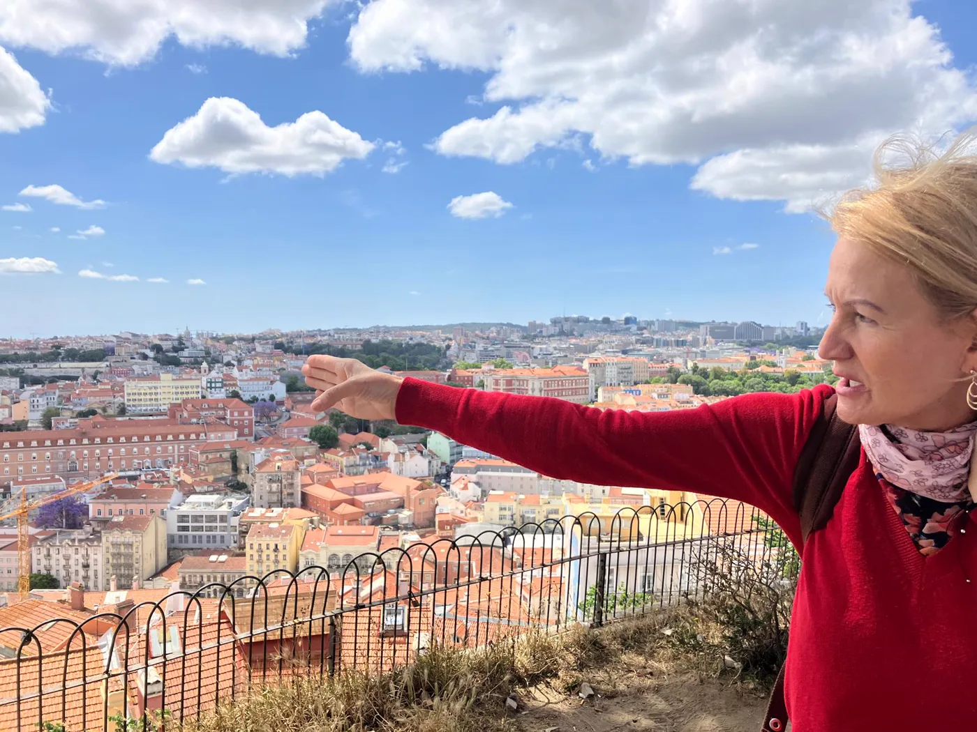 A guia Susane a contar histórias de Lisboa aos clientes durante um passeio de tuk-tuk