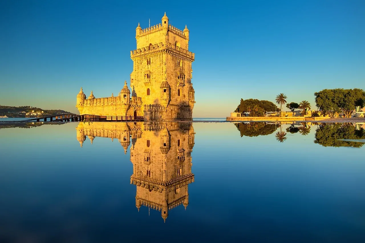 Torre de Belém ao entardecer junto ao rio Tejo