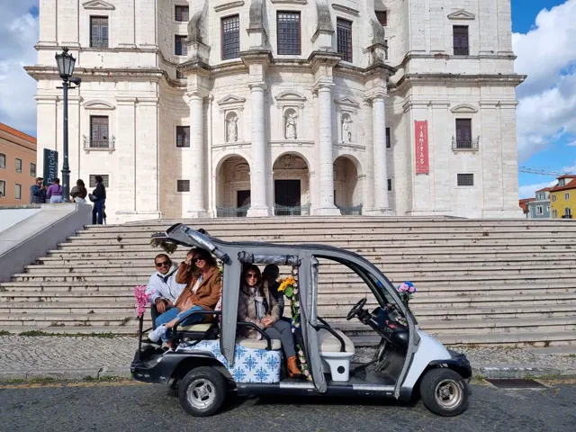 O tuk-tuk com clientes em frente ao Panteão Nacional