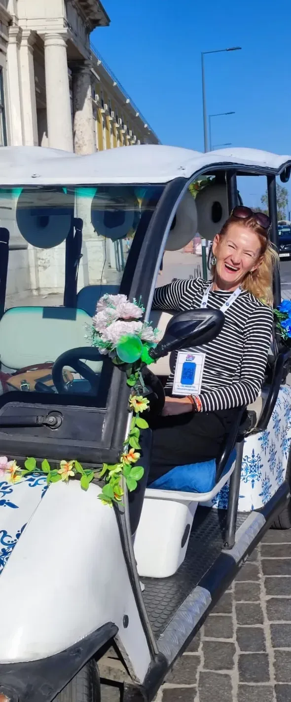 Susane, guia local certificada, num tuk-tuk elétrico em Lisboa